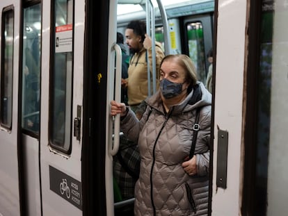 Una usuaria protegida con mascarilla en un vagón del metro de Barcelona, este lunes.