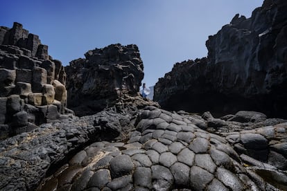 'Lejos de mi jaula de ladrillo y hormigón, de humo y alquitrán, me siento viva. ¿Por qué estúpida razón abandonamos el contacto con la naturaleza?' (Charco Azul, El Hierro, agosto de 2024).