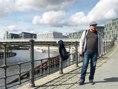 El opositor ruso Leonid Volkov, frente al parlamento alemán, este viernes.