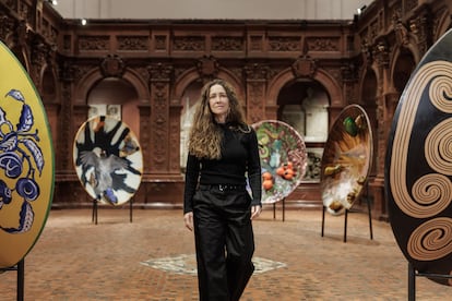 Adriana Varejão acompañada de su obra.