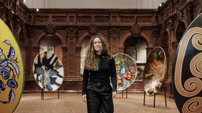 Adriana Varejão acompañada de su obra.