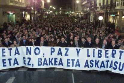 Iturgaiz, Redondo, Elorza, Ibarretxe y Atutxa, en la cabecera de la manifestación de ayer en San Sebastián.