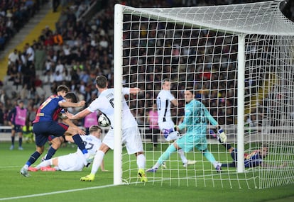 Robert Lewandowski marca el cuarto gol del Barça durante el partido de la UEFA Champions League ante el BSC Young Boys