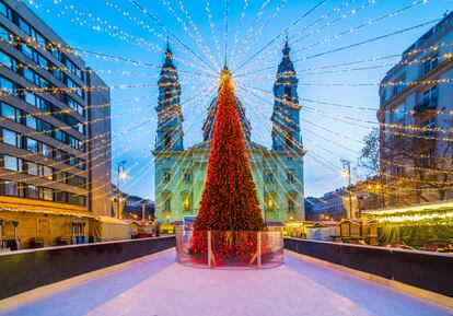 Mercadillo navideño en la plaza de la Basílica de San Esteban, en Budapest, Hungría.