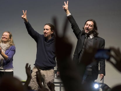 El entonces líder de Podemos, Pablo Iglesias (en el centro), acompañado del diputado del partido Rafael Mayoral y la jueza Victoria Rosell, en 2019.