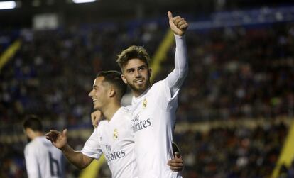 Mayoral celebra el 0-2 del Madrid ante el Levante con Vázquez.