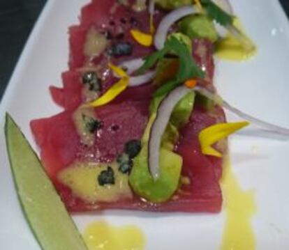 Tiradito de atún rojo, aguacate y fruta de la pasión en el restaurante TreZe de Madrid.