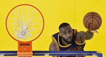 LeBron entra a canasta ante los Cavaliers.