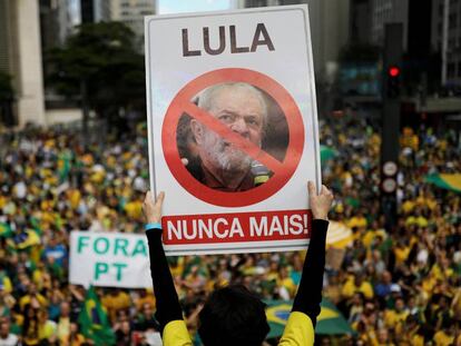 Seguidor de Bolsonaro com um cartaz contra Lula, domingo passado, em São Paulo