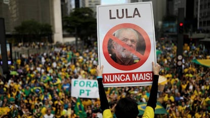 Seguidor de Bolsonaro com um cartaz contra Lula, domingo passado, em São Paulo