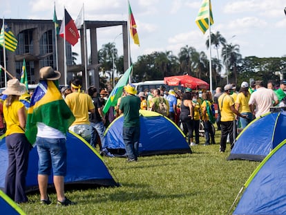 Bolsonaristas radicais se aglomeram em protesto contra o Congresso Nacional e o STF, no dia 3 de maio em Brasília.