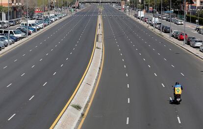 Un repartidor de comida, único vehículo por una avenida principal de Valencia este domingo.