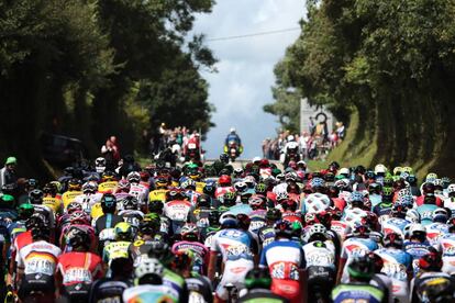 El Tour de Francia vive desde el día 2 hasta el 24 de julio su edición número 103. Lo hace con 2 equipos y 198 ciclistas, que durante 21 etapas recorrerán los alrededor de 3500 kilómetros que abarca la competición.