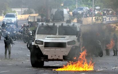 A polícia venezuelana em uma das manifestações da oposição.