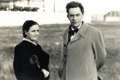 Manuel Chaves Nogales, con su esposa, Ana Pérez Ruiz, en París, en una imagen cedida por la editorial El Paseo. 