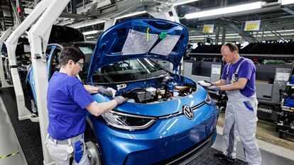 Trabajadores en una línea de ensamblaje de coches eléctricos de Volkswagen en la fábrica de Zwickau, Alemania.