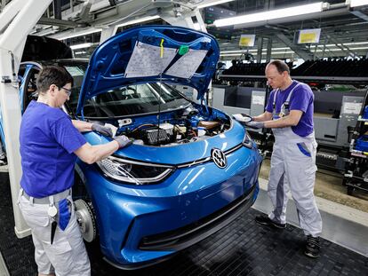 Trabajadores en la línea de ensamblaje del Volkswagen ID. 3 eléctrico en la fábrica de Zwickau, Alemania.