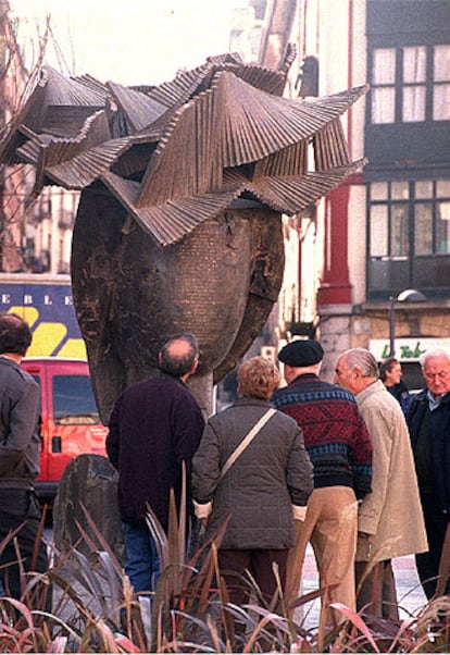 La escultura <i>La exorcista,</i> de Manolo Valdés, ayer, poco después de ser descubierta.