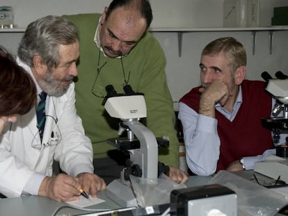 Alumnos de un laboratorio de Biología en la Universidad para Mayores de la Universidad Complutense de Madrid.