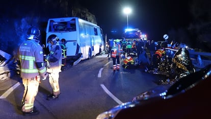 Los equipos de emergencia en el lugar del siniestro, en Porté-puymorens (Francia), el domingo.