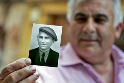Antonio Solsona muestra una fotografía de su padre, Pedro, fusilado en 1947.