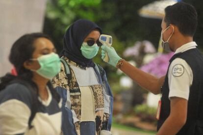 Control de temperatura en un aeropuerto de Indonesia.