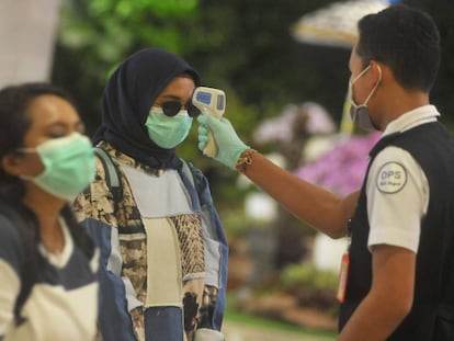 Control de temperatura en un aeropuerto de Indonesia.