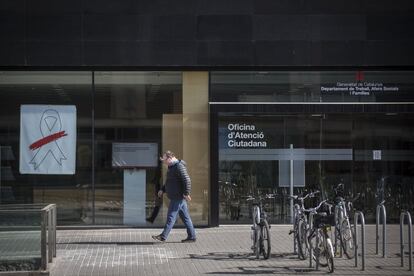 En el Departamento de Asuntos Sociales, Trabajo y Familia de la Generalitat de Cataluña, los lazos amarillos han sido sustituidos por unas pancartas con un lazo blanco con línea roja.