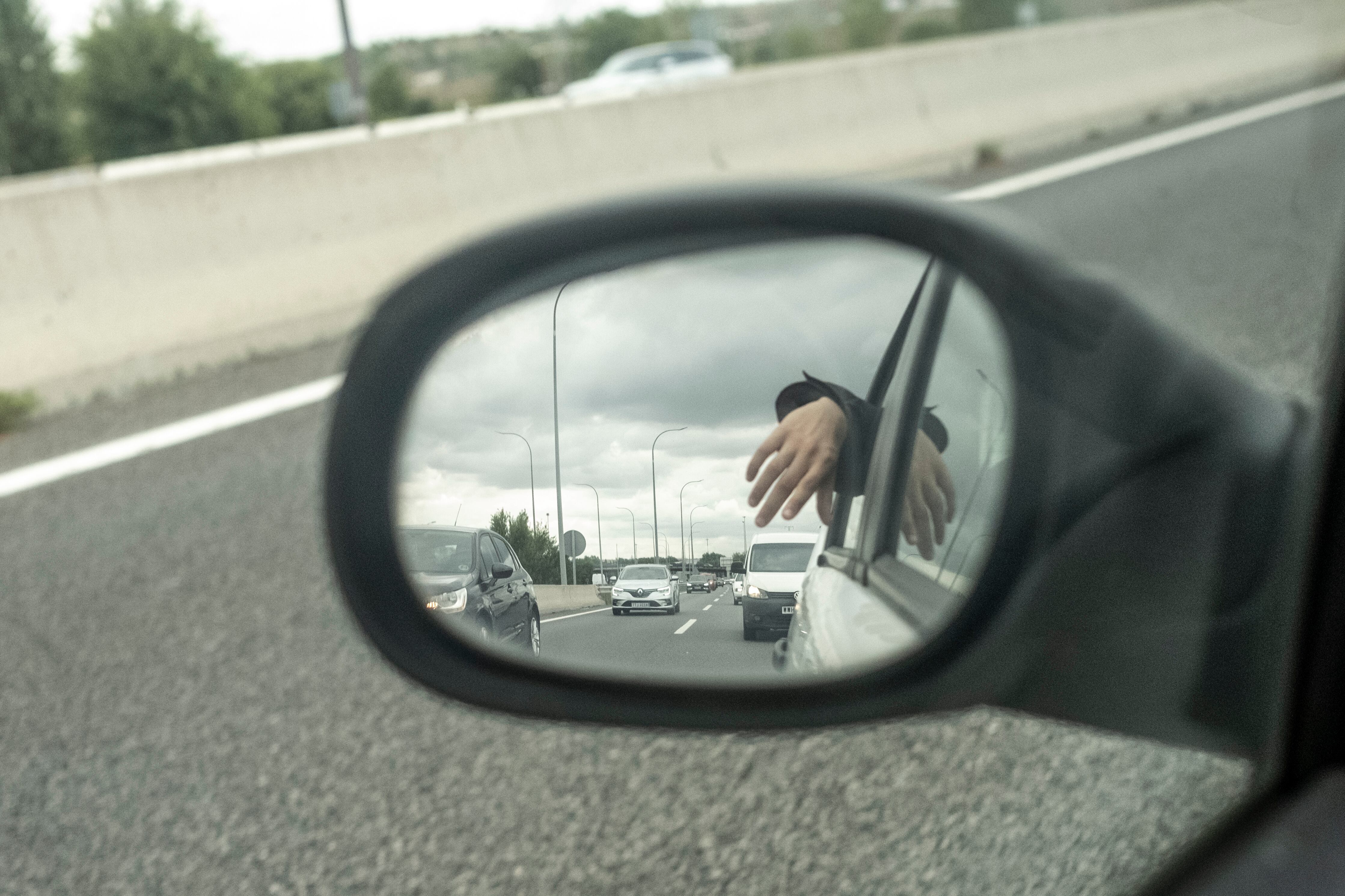 Pablo trata de que el aire le de la cara en el trayecto de vuelta a su casa tras recibir la libertad vigilada.