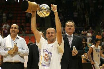 Herreros levanta la copa.