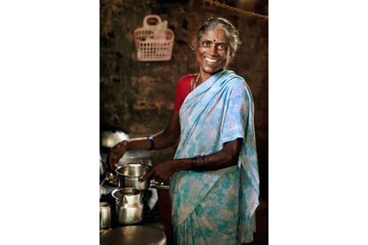 Jeevarathinam Venkatesh, de 45 años, en la cocina de su casa en Chennai. Acaba de superar una tuberculosis multirresistente.