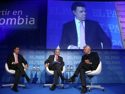 Juan Manuel Santos y Felipe González, en el diálogo moderado por el subdirector de EL PAÍS, José Manuel Calvo (centro).