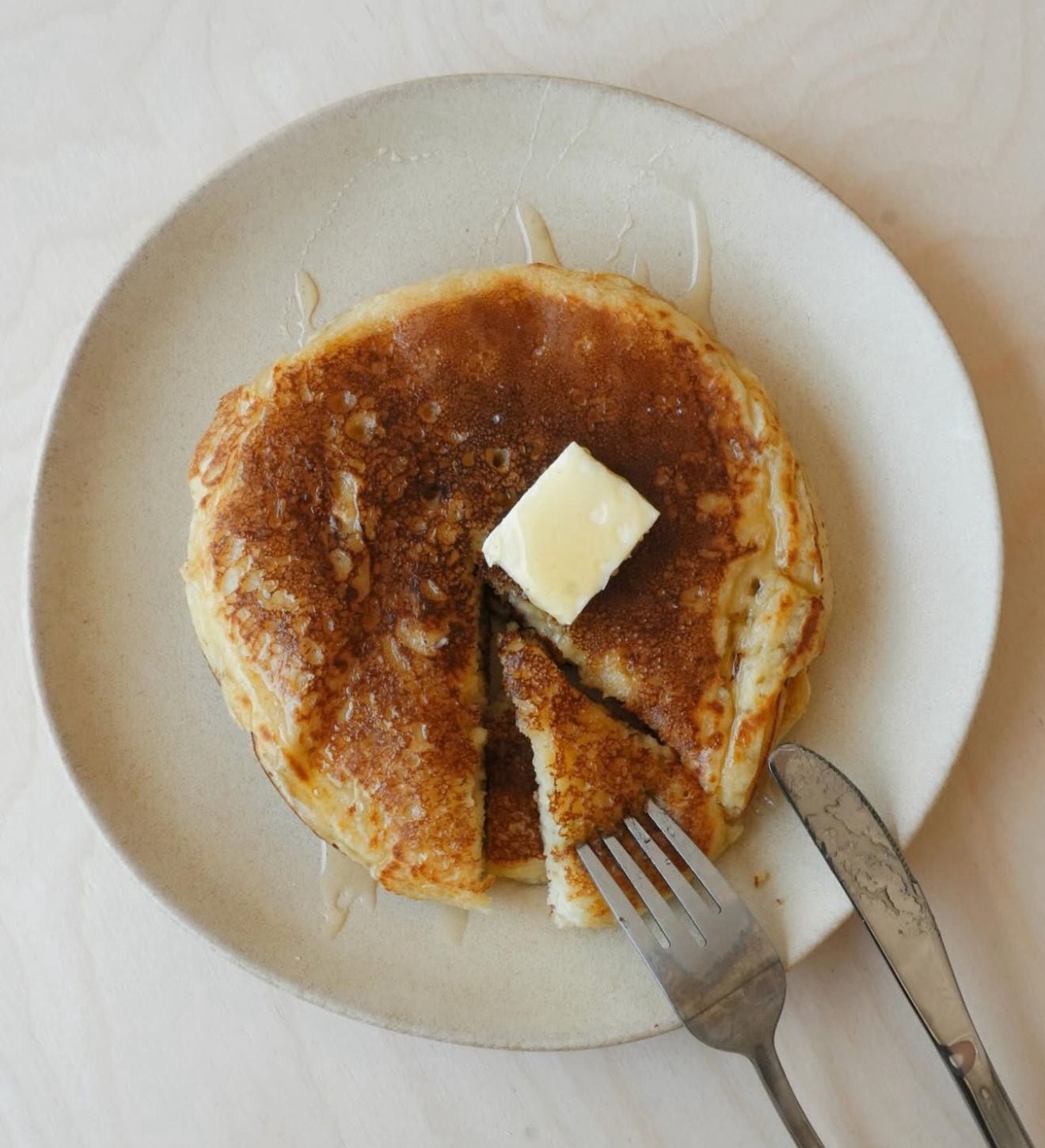 Las tortitas con caramelo de miso que despacha Nofin en la hora del brunch.