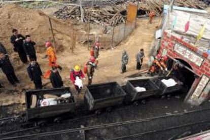 Policías y equipos de rescate trabajando en una mina de China. EFE/Archivo