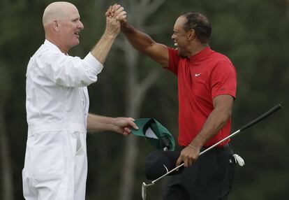 Tiger Woods (a la derecha )celebra con su caddie, Joe LaCava, la victoria en el Masters de Augusta.