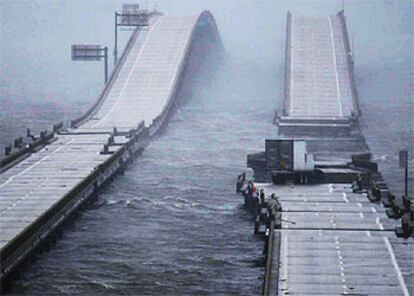 Imagen de un puente destruido por el huracán Iván en Pensacola (Florida).