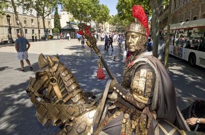 Barcelona ha decidido reorganizar a las estatuas humanas de la Rambla y llevarlas al principio del paseo, enfrente al Portal de la Paz. La medida ha sido mal recibida por los artistas.