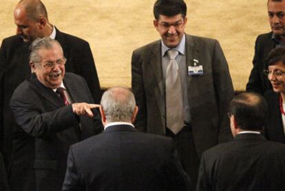 El presidente iraquí, Jalal Talabani, señala al ex primer ministro Iyad Alaui (izquierda), y al jefe del Gobierno, Nuri al Maliki (derecha).