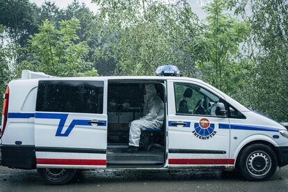 Un agente en el interior de una furgoneta de la policía autónoma vasca que participa en las labores de búsqueda.