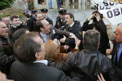 Alcaldes y otros cargos del PP forcejean con la policía ante el Parlamento, en Santiago, el miércoles pasado.