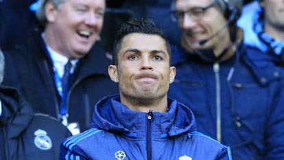 Cristiano en el banquillo, en el campo del Manchester City.