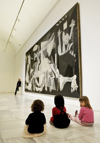 Martina, Alma y Luna frente al Guernica de Pablo Picasso (Málaga, 1881-Mougins, Francia, 1973) en el Museo Centro de Arte Reina Sofía (<a href="http://www.museoreinasofia.es" rel="nofollow" target="_blank">www.museoreinasofia.es</a>).