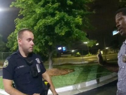 Rayshard Brooks (à direita) conversa com o oficial Garrett Rolfe no estacionamento do restaurante, em 12 de junho.