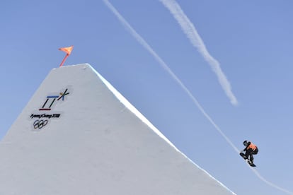 Un 'snowboarder' vuela por el aire durante un entrenamiento de slopestyle en Phoenix Snow Park de los Juegos Olímpicos de Invierno de Pyeongchang (Corea del Sur).