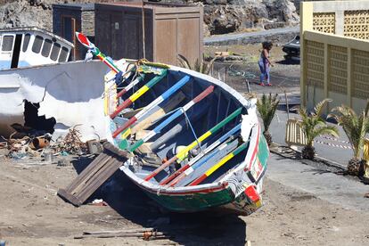 Uno de los cayucos llegados el lunes al puerto de La Restinga.