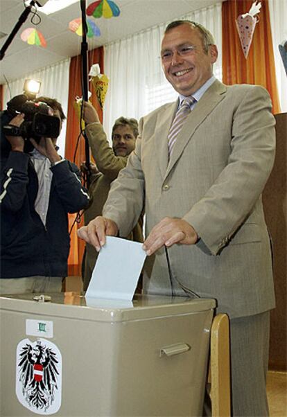 El candidato opositor del SPÖ, Alfred Gusenbauer, vota en Ybbs, al oeste de Viena.