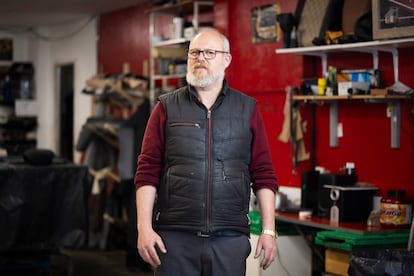 Jordi Rojo, en su taller de tapicería de Sant Andreu (Barcelona). 