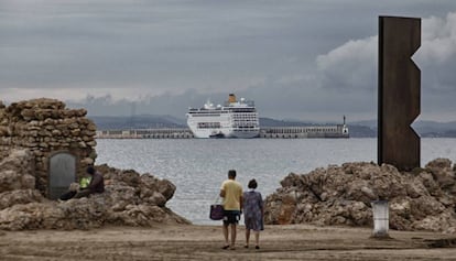 Un creuer al port de Tarragona.