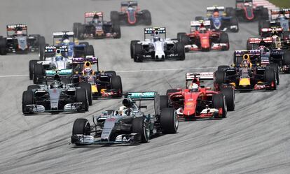 Hamilton liderando el grupo en la primera curva de la carrera en Sepang