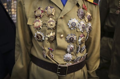 Decenas de medallas cuelgan del uniforme de un militar norcoreano.